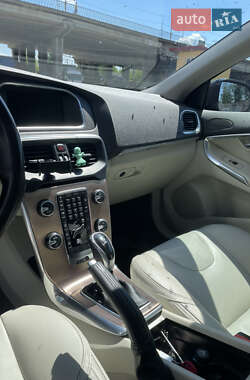 Хэтчбек Volvo V40 2015 в 