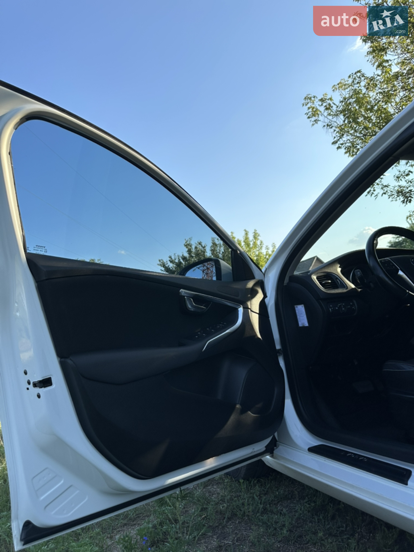 Volvo V40 2014 VIN YV1MV5150E2132470 фото оголошення 17 з 29