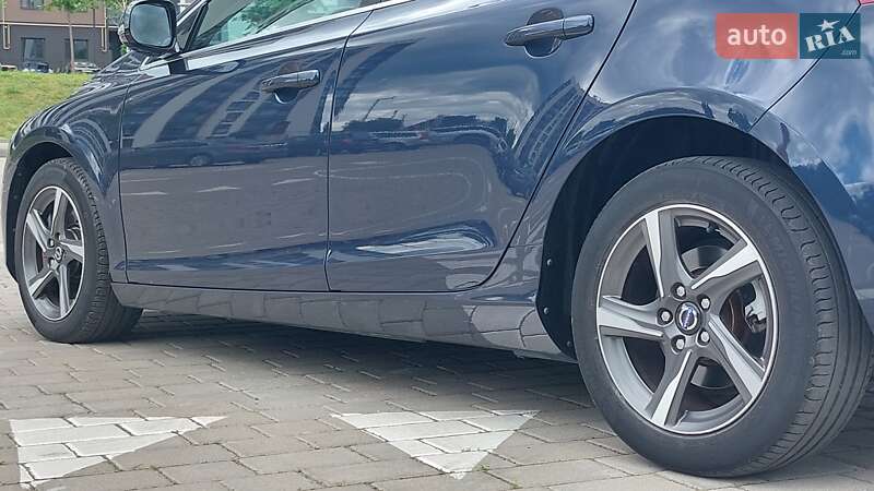 Хэтчбек Volvo V40 2014 в Луцке