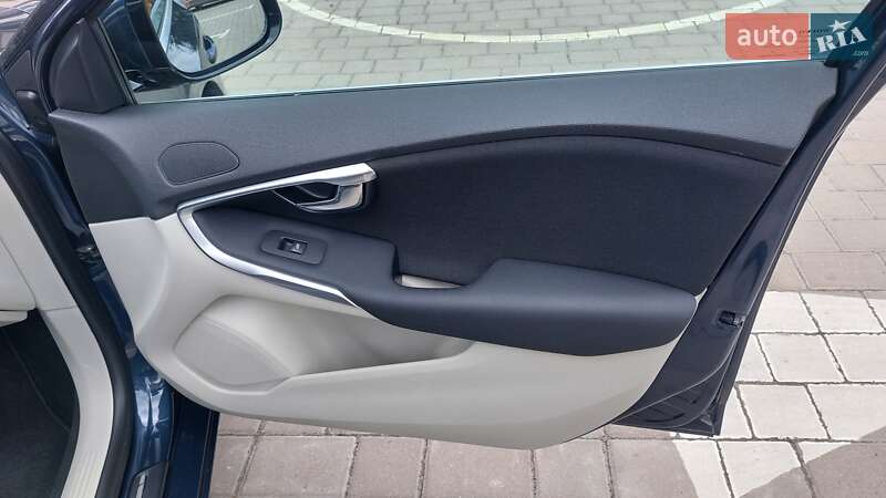 Хэтчбек Volvo V40 2014 в Луцке