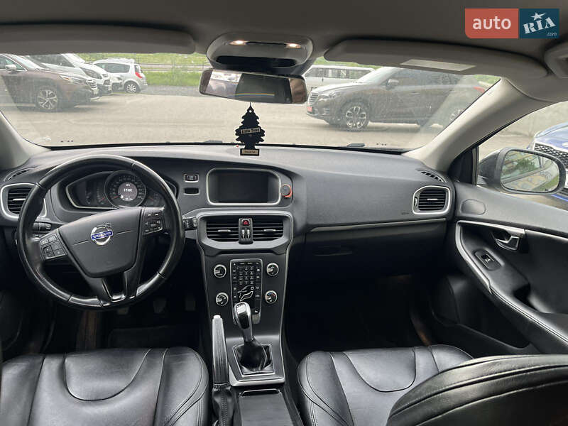 Хэтчбек Volvo V40 2015 в Львове