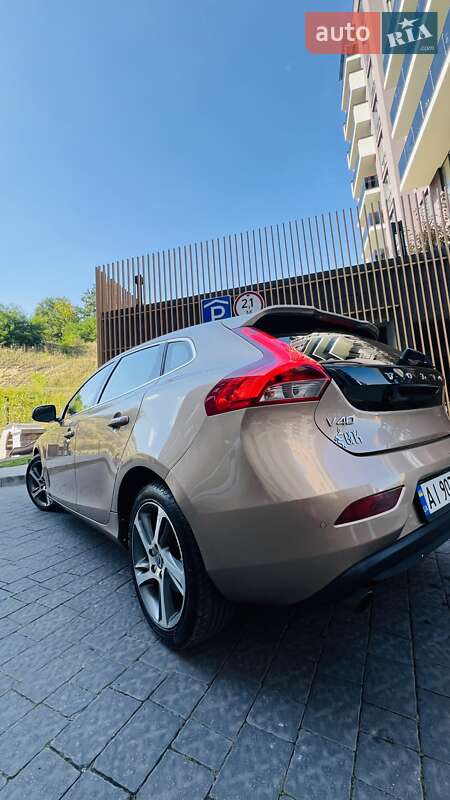Хэтчбек Volvo V40 2016 в Львове