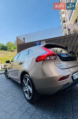 Хэтчбек Volvo V40 2016 в 