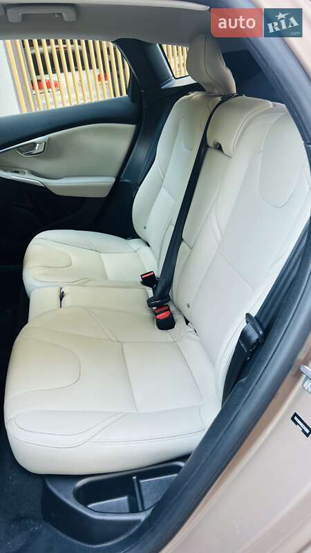 Хэтчбек Volvo V40 2016 в Львове