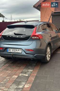 Хэтчбек Volvo V40 2012 в 