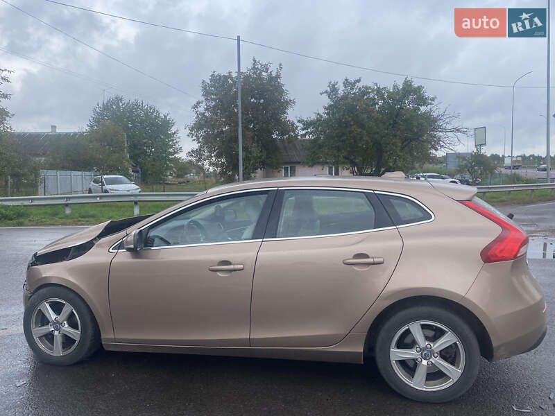 Хэтчбек Volvo V40 2015 в Бродах