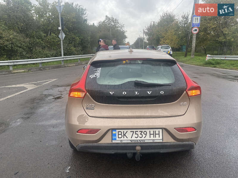 Хэтчбек Volvo V40 2015 в Бродах