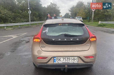Хэтчбек Volvo V40 2015 в 