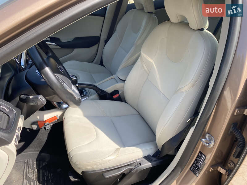 Хэтчбек Volvo V40 2015 в Бродах