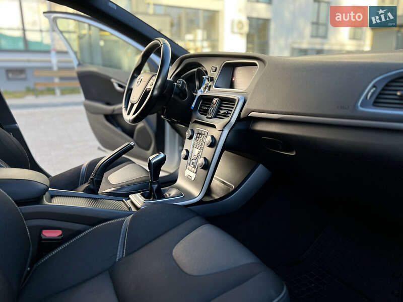 Хетчбек Volvo V40 2017 в Новояворівську фото 30 Хетчбек Volvo V40 2017 в Новояворівську