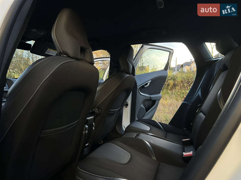 Хетчбек Volvo V40 2017 в Новояворівську фото 34 Хетчбек Volvo V40 2017 в Новояворівську