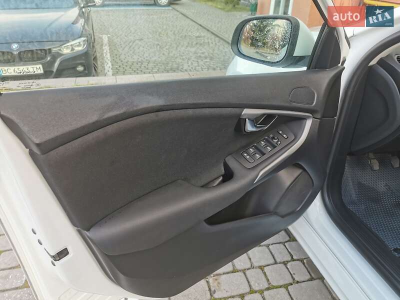 Хетчбек Volvo V40 2016 в Львові фото 9 Хетчбек Volvo V40 2016 в Львові