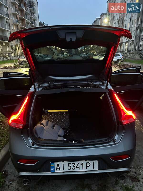 Хэтчбек Volvo V40 2015 в Киеве