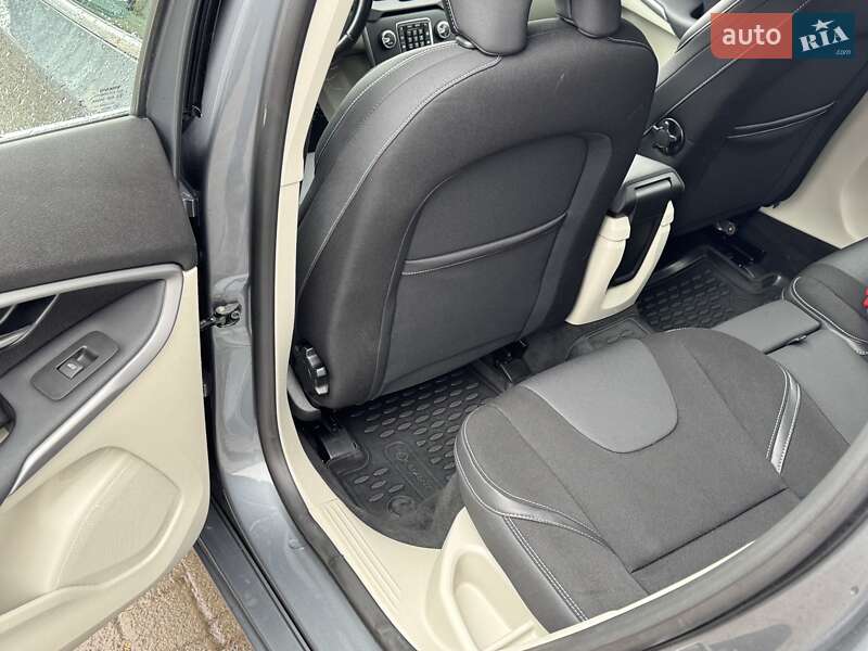 Хетчбек Volvo V40 2016 в Радивиліві