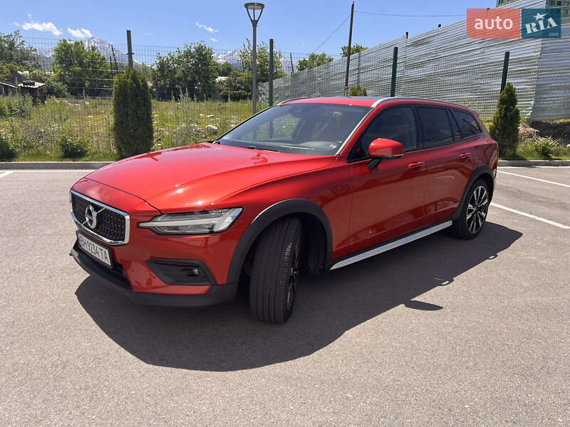 Универсал Volvo V60 Cross Country 2019 в Киеве фото 7 Универсал Volvo V60 Cross Country 2019 в Киеве