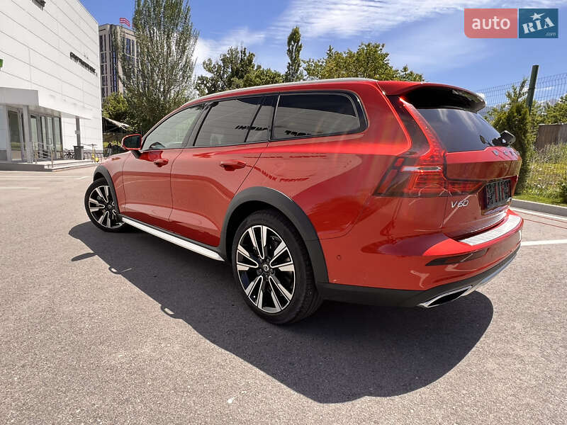 Универсал Volvo V60 Cross Country 2019 в Киеве фото 10 Универсал Volvo V60 Cross Country 2019 в Киеве