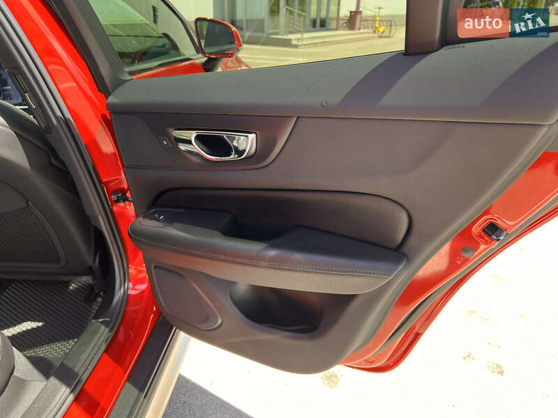 Универсал Volvo V60 Cross Country 2019 в Киеве фото 20 Универсал Volvo V60 Cross Country 2019 в Киеве