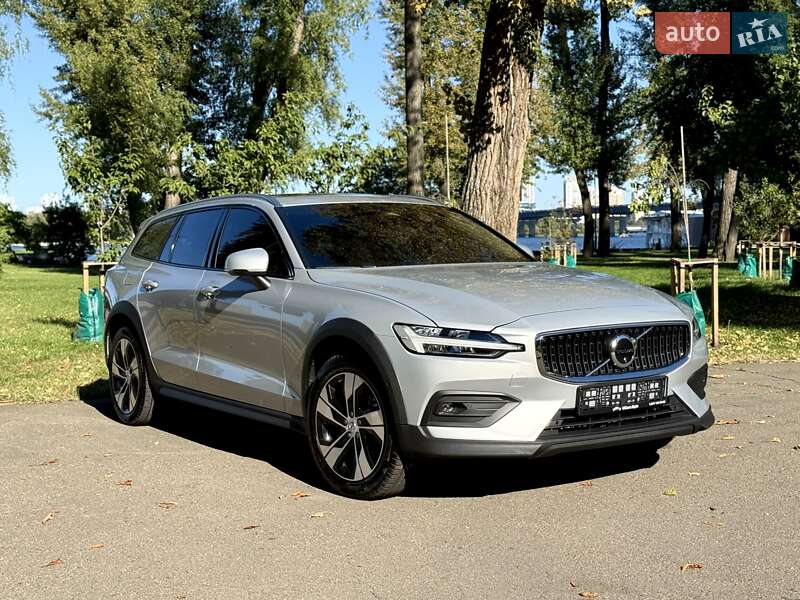 Volvo V60 Cross Country 2024