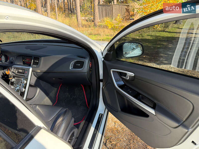 Универсал Volvo V60 Cross Country 2015 в Киеве фото 13 Универсал Volvo V60 Cross Country 2015 в Киеве
