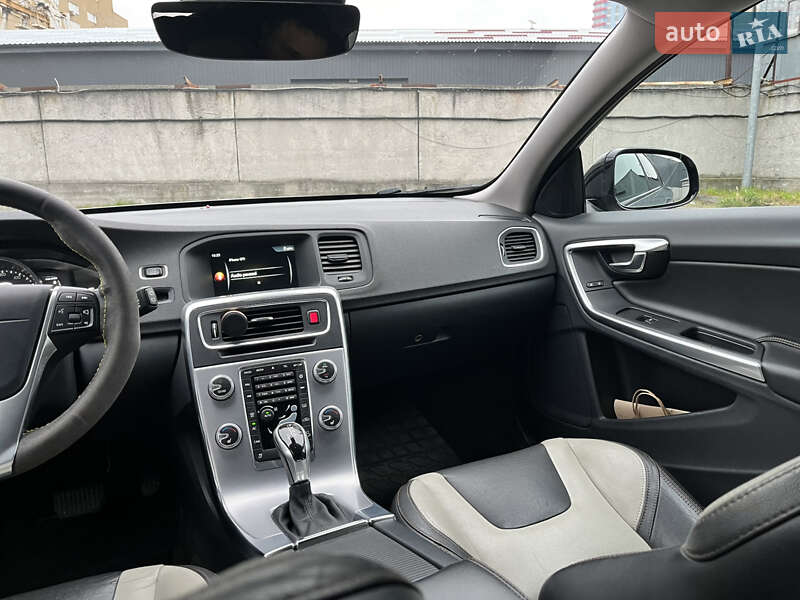 Универсал Volvo V60 Cross Country 2016 в Киеве