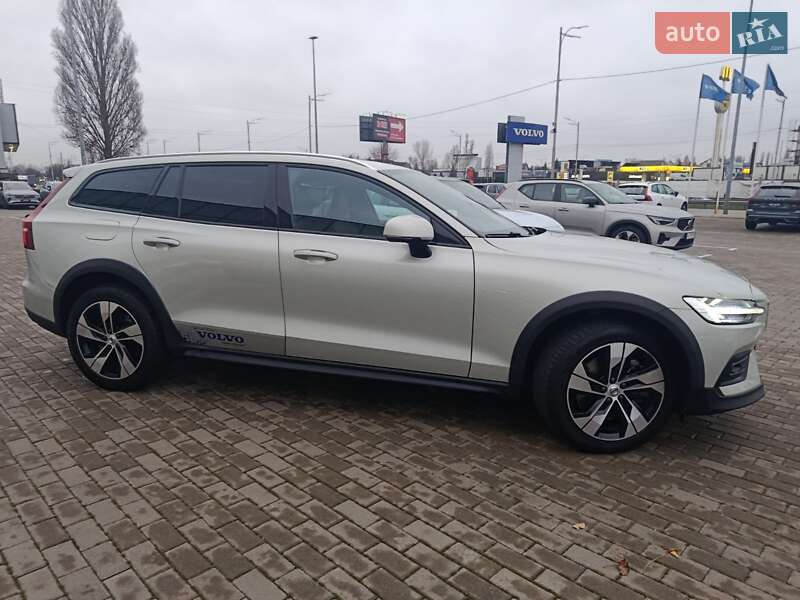 Универсал Volvo V60 Cross Country 2020 в Киеве
