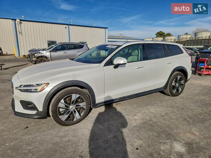 Volvo V60 Cross Country 2021