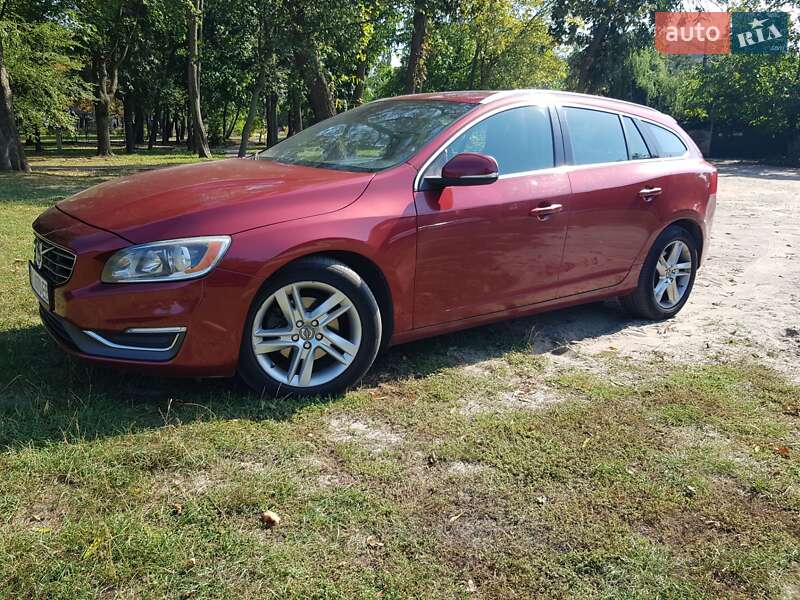 Универсал Volvo V60 2014 в Вишневом