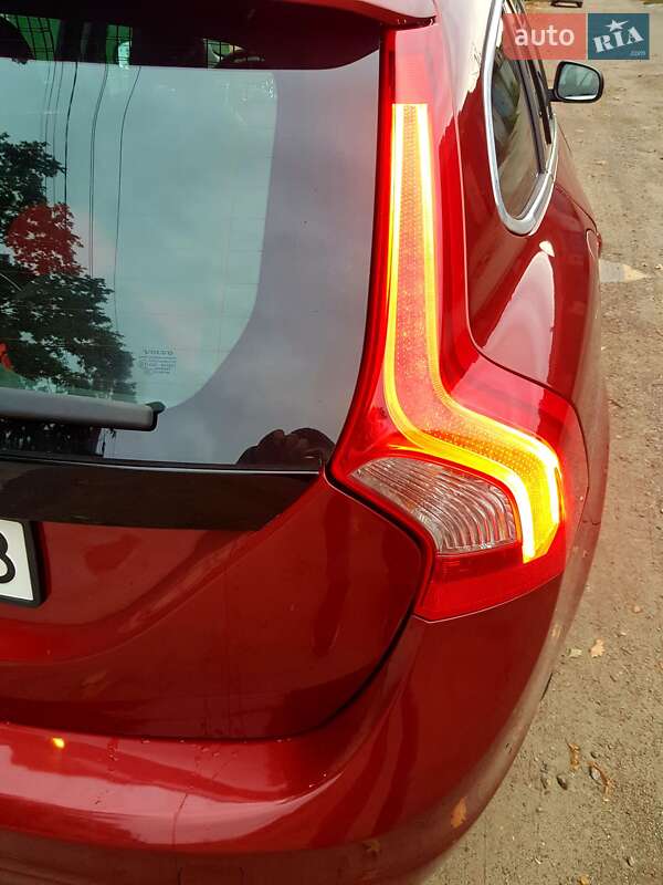 Универсал Volvo V60 2014 в Вишневом