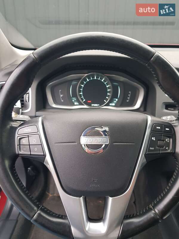 Универсал Volvo V60 2014 в Вишневом