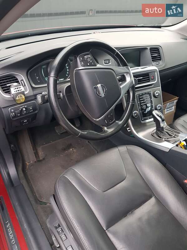 Универсал Volvo V60 2014 в Вишневом