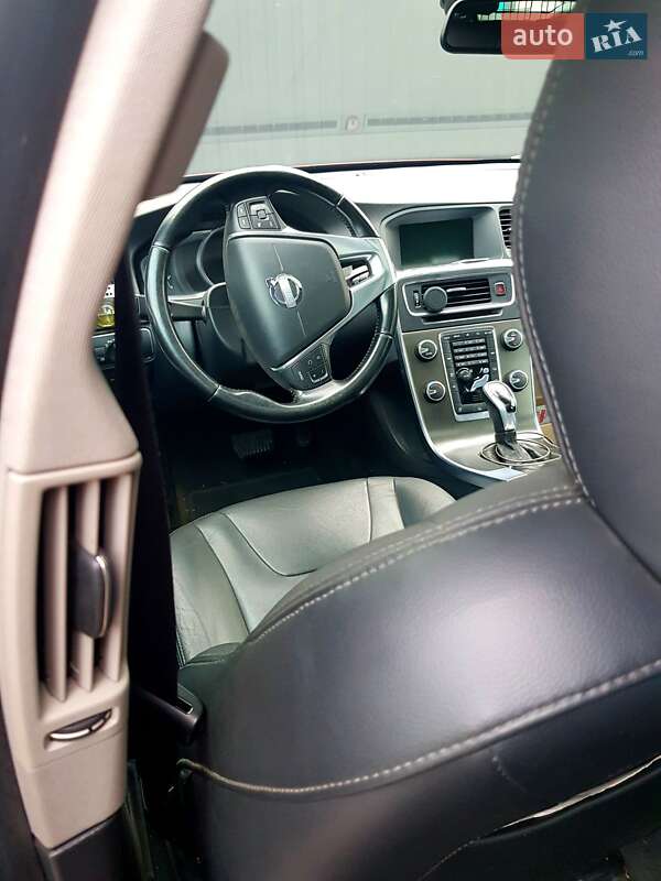 Универсал Volvo V60 2014 в Вишневом