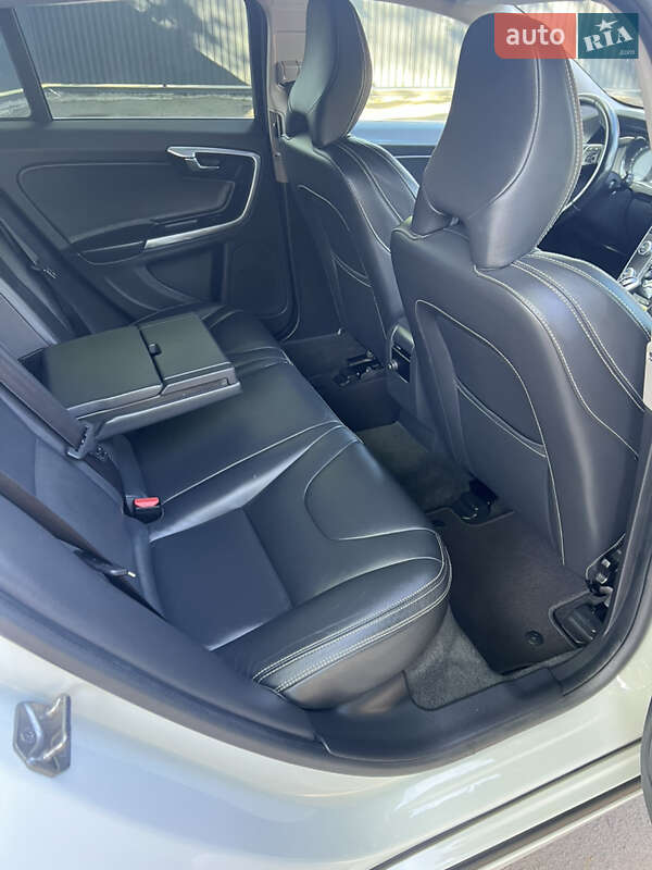 Універсал Volvo V60 2015 в Луцьку