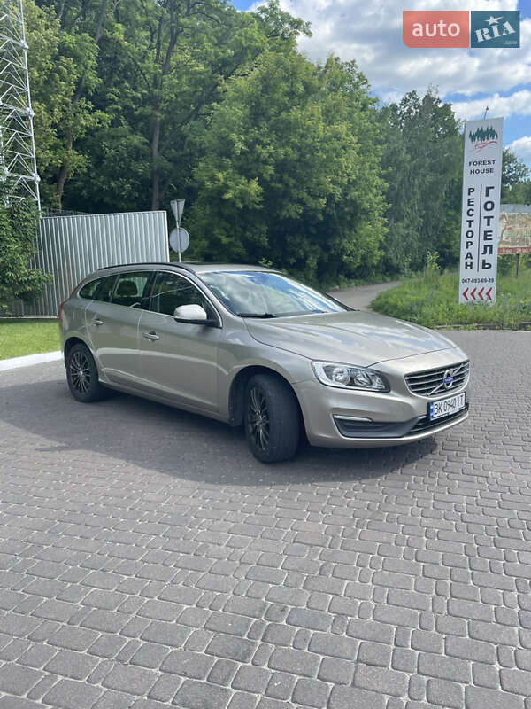 Универсал Volvo V60 2015 в Обухове