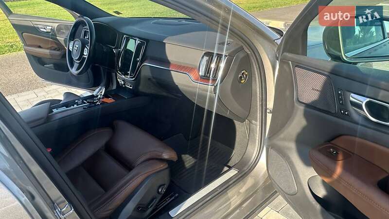 Универсал Volvo V60 2021 в Дубно