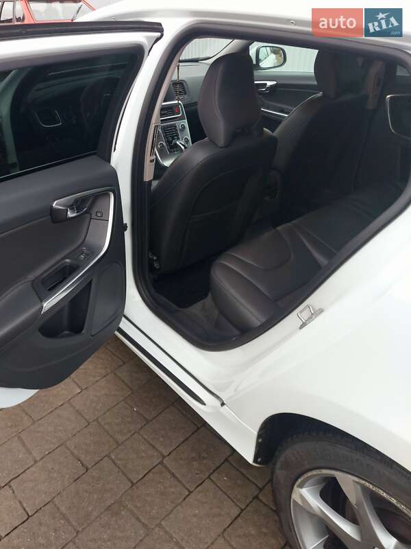 Универсал Volvo V60 2017 в Коломые фото 12 Универсал Volvo V60 2017 в Коломые