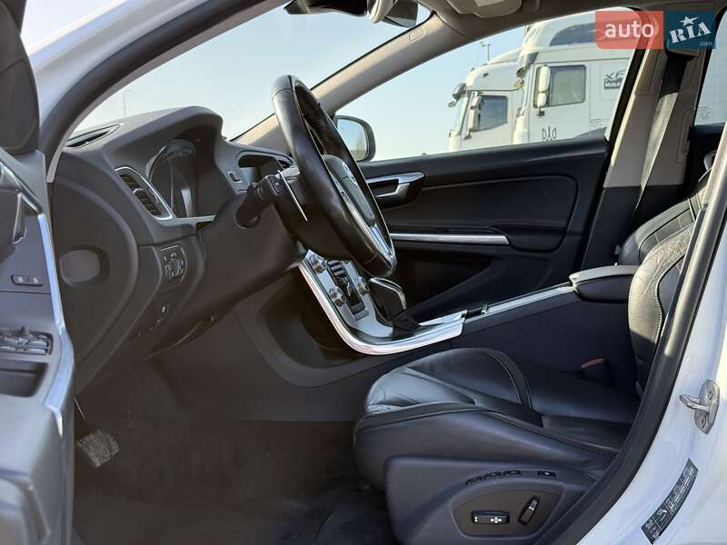 Универсал Volvo V60 2015 в Бродах фото 47 Универсал Volvo V60 2015 в Бродах