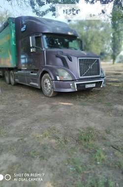 Тягач Volvo VNL 670 2003 в 