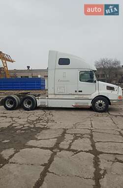 Тягач Volvo VNL 670 2003 в 