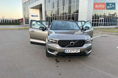 Внедорожник / Кроссовер Volvo XC40 2021 в 