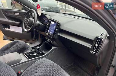 Внедорожник / Кроссовер Volvo XC40 2023 в 