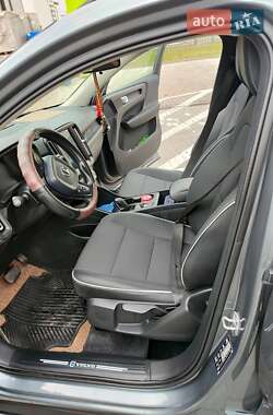 Позашляховик / Кросовер Volvo XC40 2019 в 