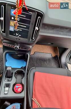 Позашляховик / Кросовер Volvo XC40 2019 в 