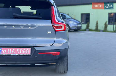 Позашляховик / Кросовер Volvo XC40 2022 в 