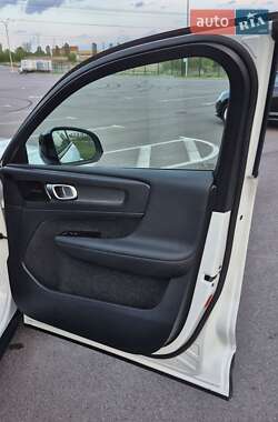 Позашляховик / Кросовер Volvo XC40 2021 в 