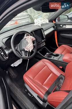 Позашляховик / Кросовер Volvo XC40 2019 в 