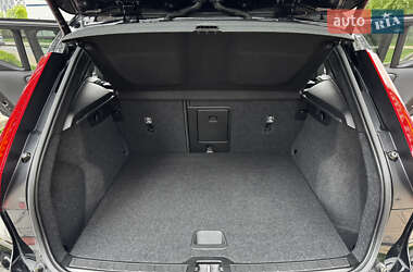 Внедорожник / Кроссовер Volvo XC40 2022 в 