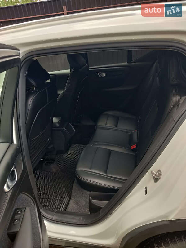 Внедорожник / Кроссовер Volvo XC40 2021 в Киеве