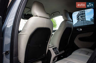 Позашляховик / Кросовер Volvo XC40 2020 в 