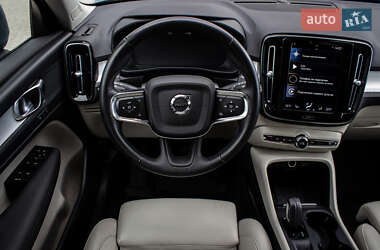 Позашляховик / Кросовер Volvo XC40 2020 в 
