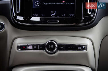 Позашляховик / Кросовер Volvo XC40 2020 в 